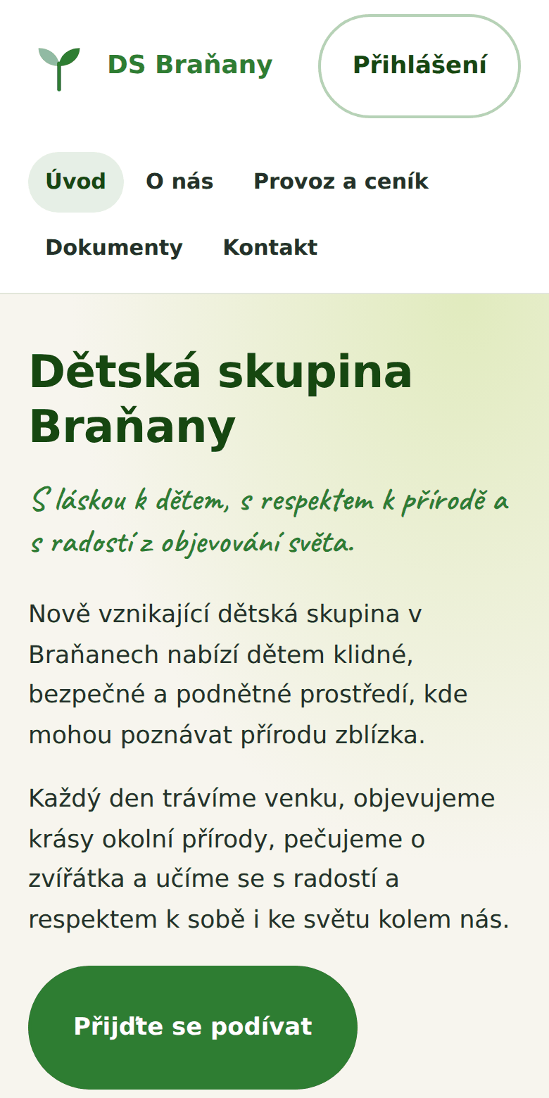 Veřejný web dětské skupiny na telefonu – nadpis, heslo skupiny a značka s volnými místy